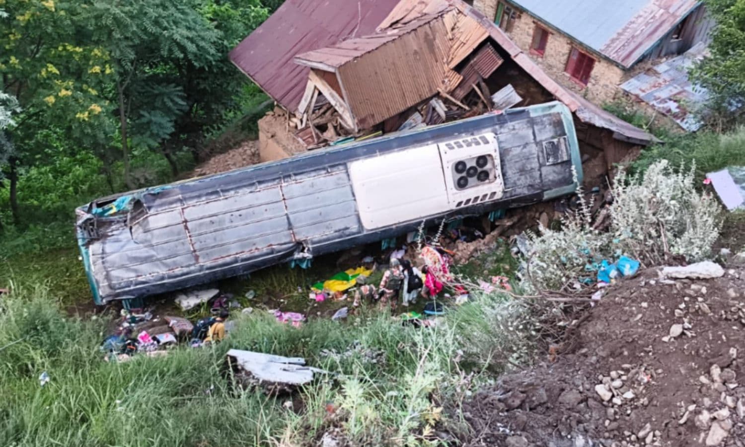 Amarnath Yatra Bus Accident: अमरनाथ श्रद्धालुओं से भरी बस मकान पर गिरी, 39 यात्री थे सवार, 30 घायल