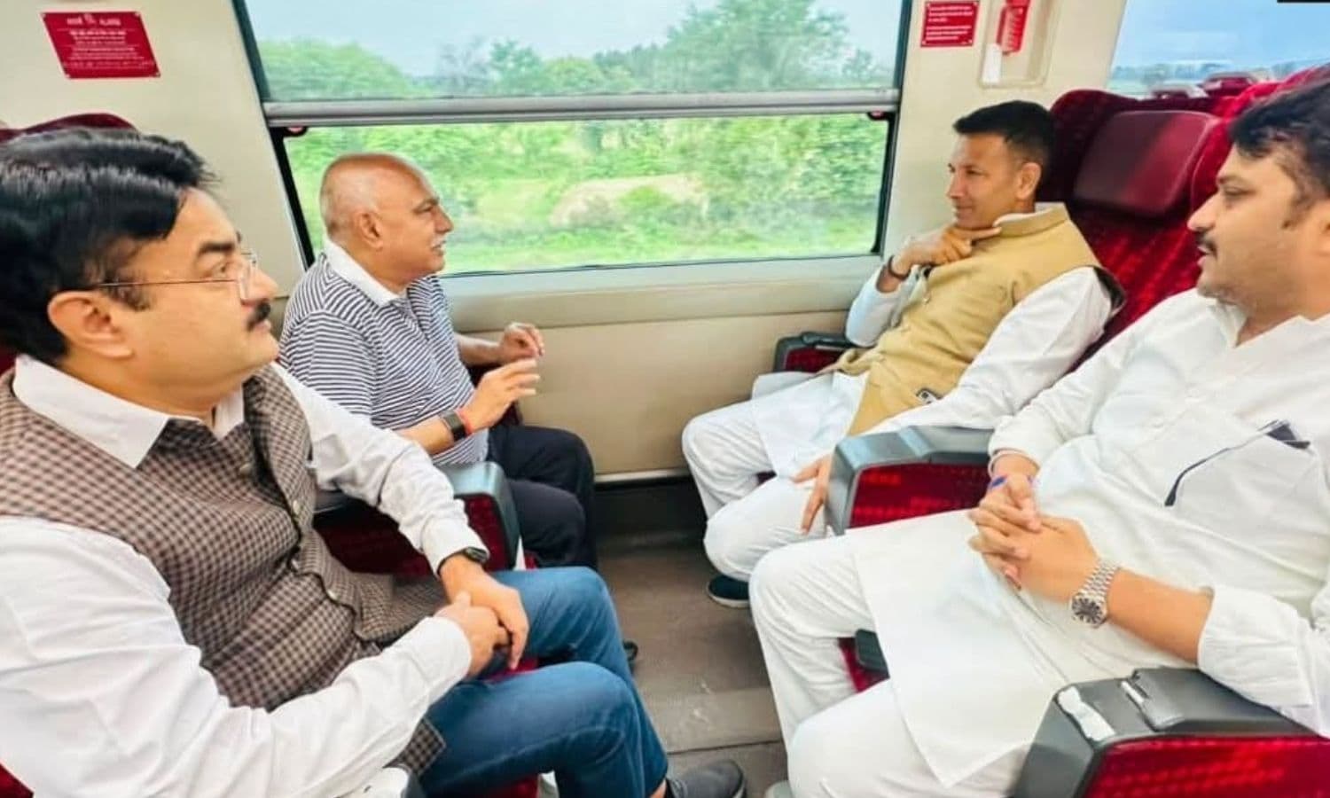 Datia By Election: दतिया उपचुनाव को लकेर सियासी हलचल तेज, ट्रेन में आमने-सामने आए BJP-कांग्रेस के कप्तान 