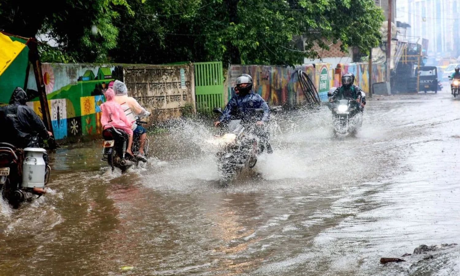 राजस्थान में बांधों के गेट खुले और UP में उफान पर नदियां: 40 गांव जलमग्न, उत्तराखंड में हाईवे ठप; भोपाल समेत 6 राज्यों में मानसून की तबाही