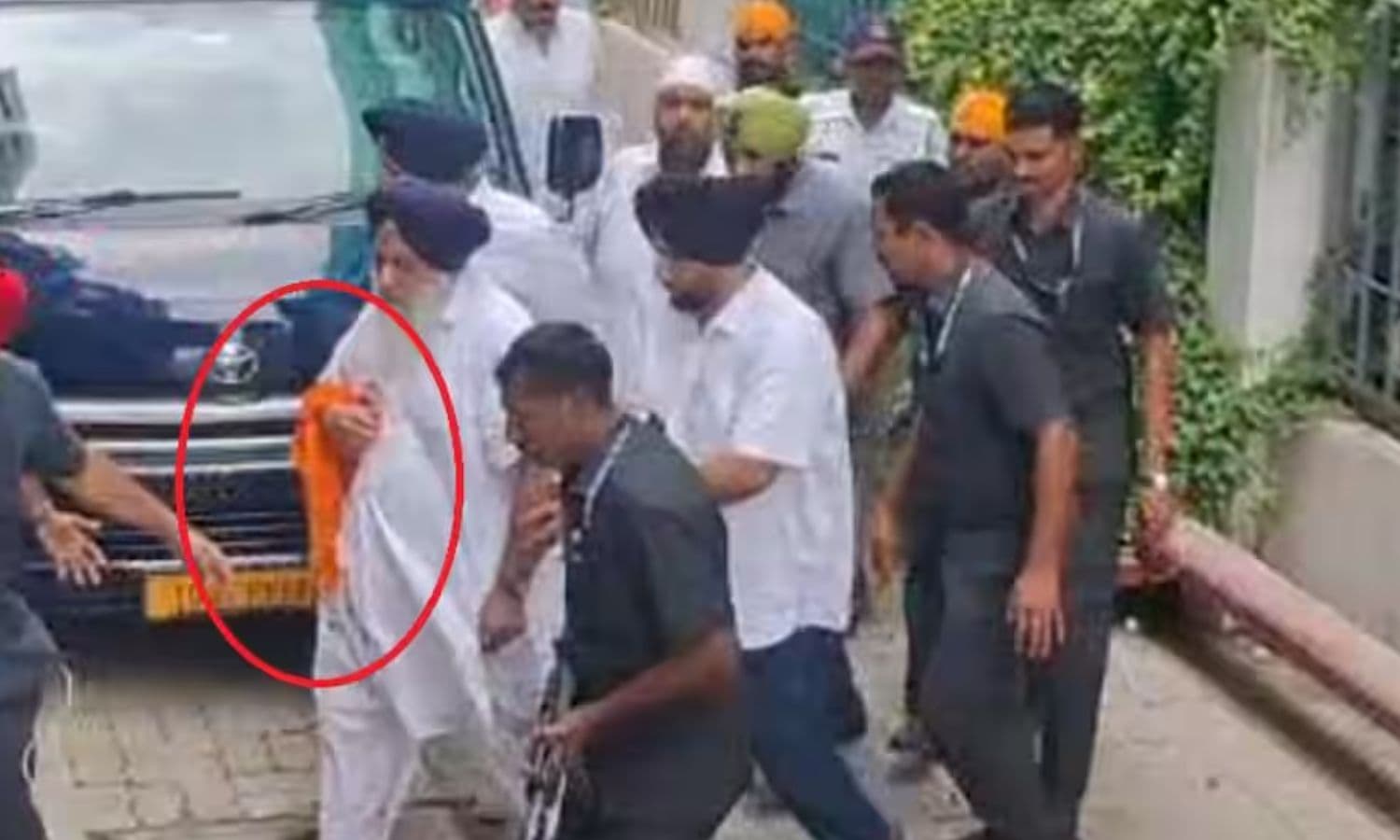 Sukhbir Singh Badal News: नांदेड़ गुरुद्वारा में अकाली दल प्रमुख सुखबीर सिंह बादल पर कृपाण से हमला, हाथ में चोट आने के बाद अस्पताल में भर्ती