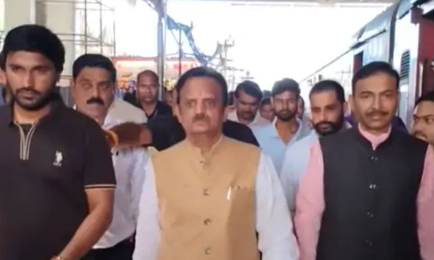 Gwalior News: डिप्टी CM राजेंद्र शुक्ल ग्वालियर दौरे पर, जंतर मंतर प्रोटेस्ट पर बोले- शिक्षा के साथ संस्कार भी जरूरी